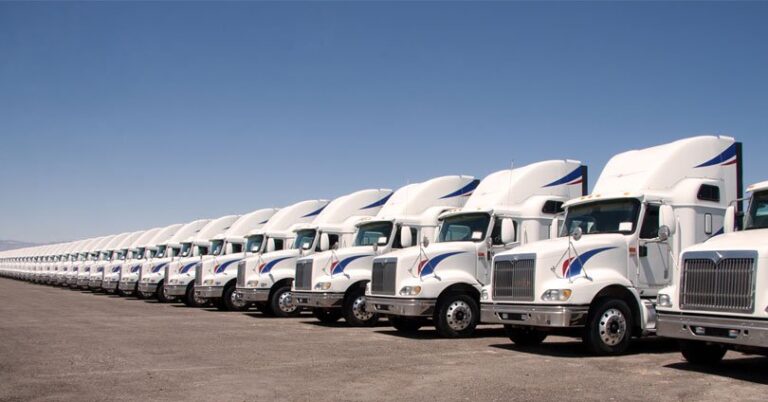 Frota de caminhões enfileirados em um pátio