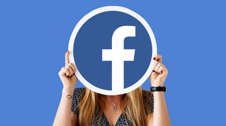 Uma mulher segurando um cartaz com o logotipo do facebook, representando a criação de uma copy para anúncios do facebook||