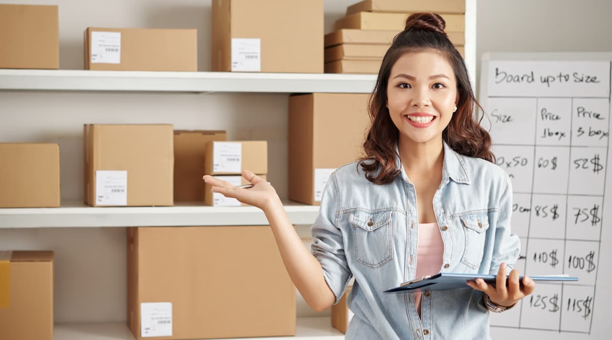 Mulher lojista trabalhando ao lado de sua prateleira de estoque de produtos